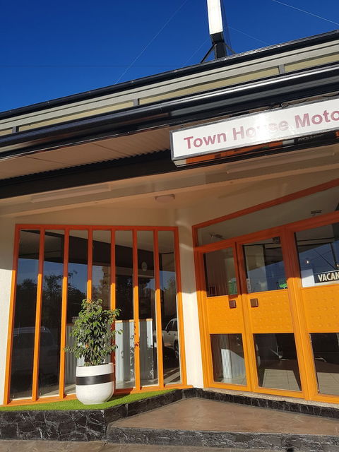 Town House Motor Inn - Mackay Tourism 0