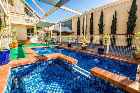 MAS Country Riverboat Lodge Motor Inn - Mackay Tourism 2