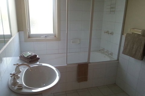 Golf View Apartment 7 - Mackay Tourism 3