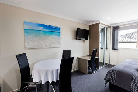 Dolphin Shores - Mackay Tourism 4
