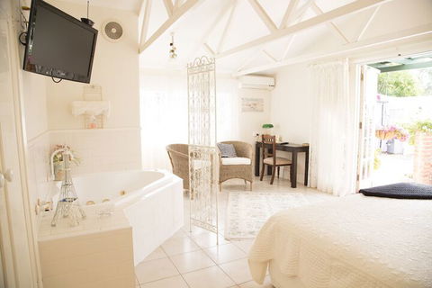 Rosebridge House Bed & Breakfast Adult Retreat - Mackay Tourism 6