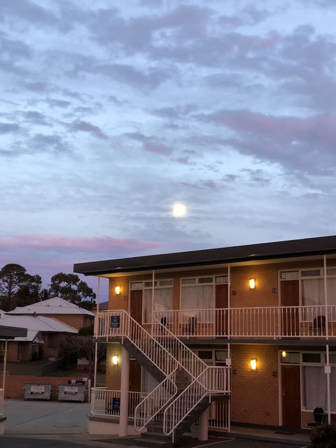 Queanbeyan Motel - Mackay Tourism 0