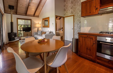 Lake Weyba Cottages - Mackay Tourism 5