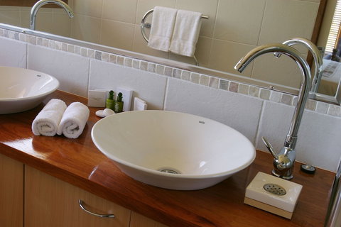 Lake Weyba Cottages - Mackay Tourism 6