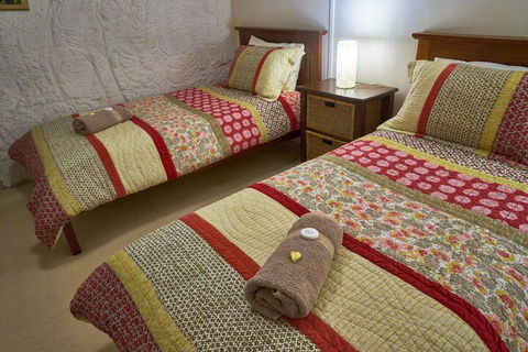 Underground Bed And Breakfast - Mackay Tourism 7