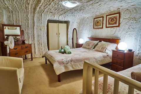 Underground Bed And Breakfast - Mackay Tourism 2