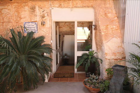 Underground Bed And Breakfast - Mackay Tourism 1