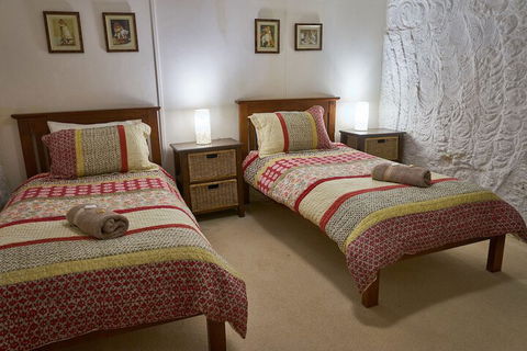 Underground Bed And Breakfast - Mackay Tourism 4
