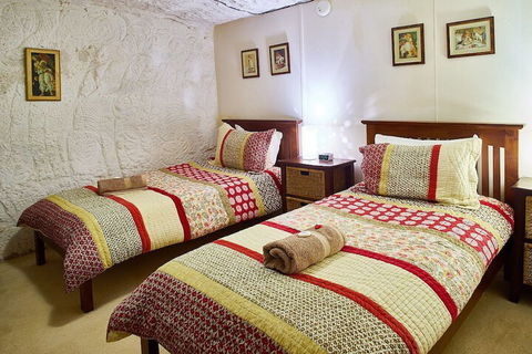 Underground Bed And Breakfast - Mackay Tourism 6