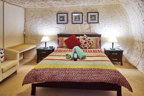 Underground Bed And Breakfast - Mackay Tourism 3