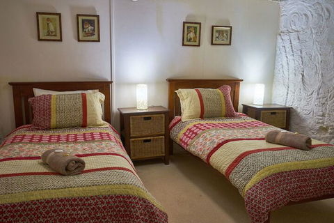 Underground Bed And Breakfast - Mackay Tourism 5