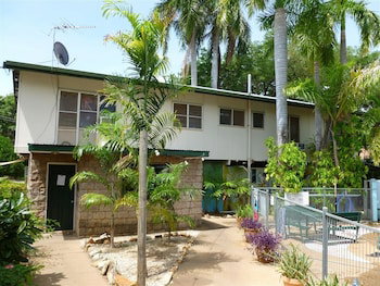 Palm Court Budget Motel Hostel/Backpackers - Mackay Tourism 6
