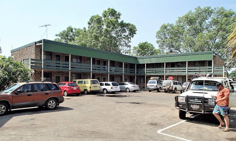 Palm Court Budget Motel Hostel/Backpackers - Mackay Tourism 5