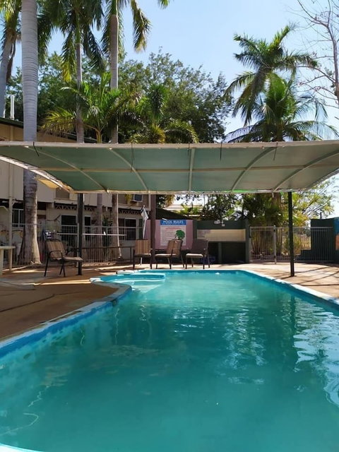 Palm Court Budget Motel Hostel/Backpackers - Mackay Tourism 0