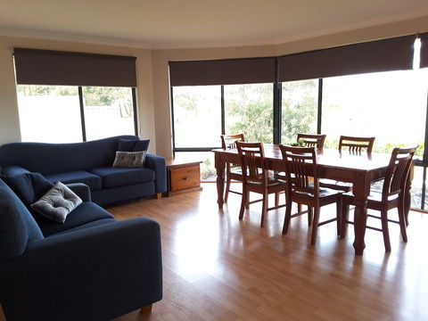 Cosy Corner Chalets - Mackay Tourism 1