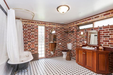 Chianti Cottages - Mackay Tourism 2