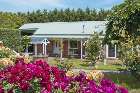 Lakeside Cottage - Mackay Tourism 1
