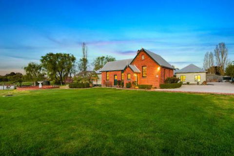 Woodend Old School House - Mackay Tourism 0