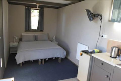 Flinders Island Cabin Park - Mackay Tourism 0