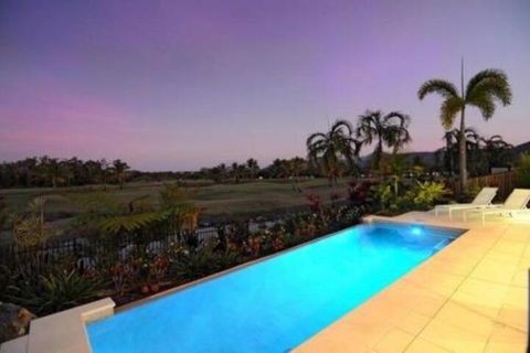 4 Cascade House Luxury Holiday Home - Mackay Tourism 0