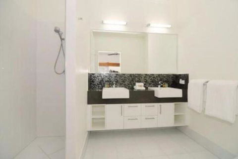 4 Cascade House Luxury Holiday Home - Mackay Tourism 2