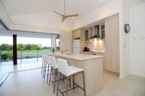 4 Cascade House Luxury Holiday Home - Mackay Tourism 3