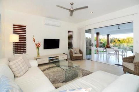 4 Cascade House Luxury Holiday Home - Mackay Tourism 7