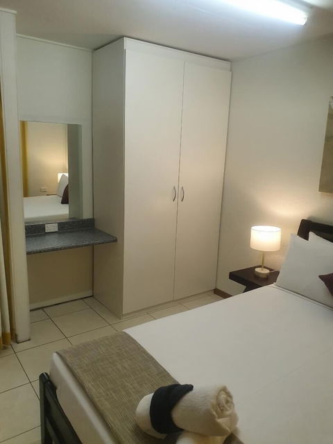 Ocean Breeze Units - Mackay Tourism 3