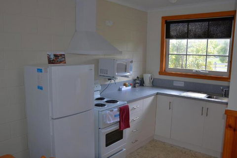 Castaway Holiday Apartments - Mackay Tourism 6