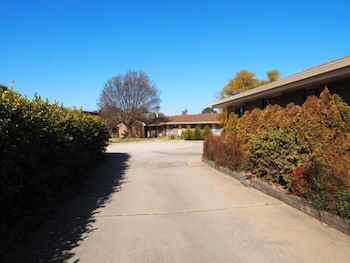 Jacaranda Motel & Holiday Units - Mackay Tourism 1