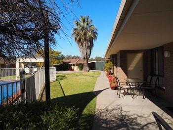 Jacaranda Motel & Holiday Units - Mackay Tourism 4