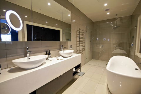 Lorne Hotel - Mackay Tourism 4