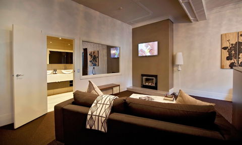 Lorne Hotel - Mackay Tourism 1