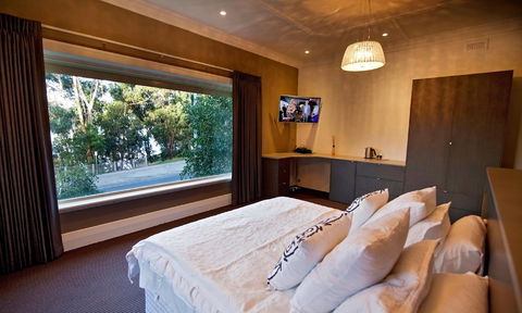 Lorne Hotel - Mackay Tourism 3