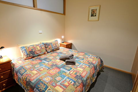 Falls Creek Country Club - Mackay Tourism 0