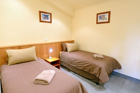 Falls Creek Country Club - Mackay Tourism 1