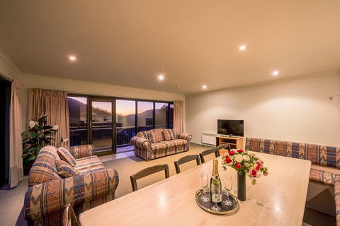 Falls Creek Country Club - Mackay Tourism 3