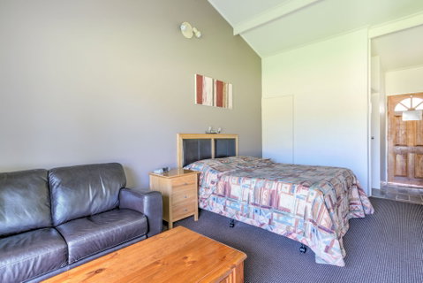 Bairnsdale Motor Inn - Mackay Tourism 5