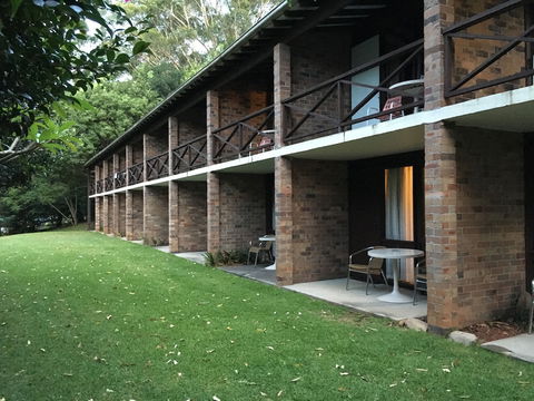 Avoca Beach Hotel - Mackay Tourism 1