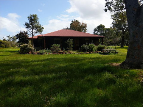 Dunsborough Rail Carriages & Farm Cottages - Mackay Tourism 0