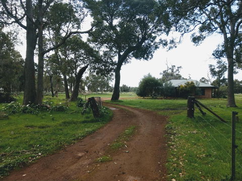 Dunsborough Rail Carriages & Farm Cottages - Mackay Tourism 5