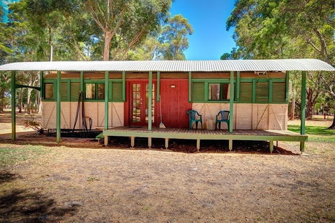Dunsborough Rail Carriages & Farm Cottages - Mackay Tourism 6