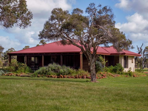 Dunsborough Rail Carriages & Farm Cottages - Mackay Tourism 2