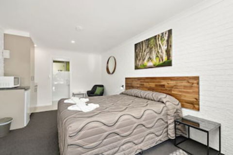 Beachmere Palms Motel - Mackay Tourism 0