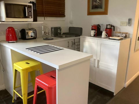 Petite Provence Cottage - Mackay Tourism 6