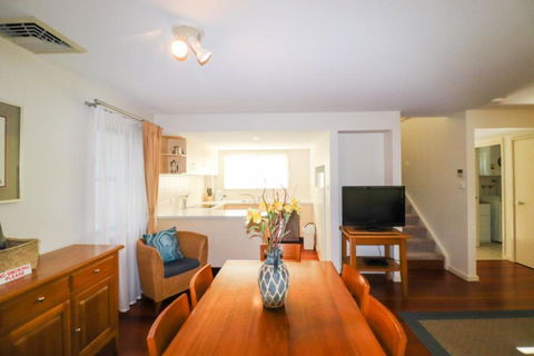 Dollarbird Treetops Townhouse - Mackay Tourism 2