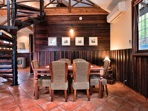 Oak Tree Barn Bridgetown - Mackay Tourism 1