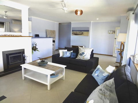 Salty Air Apartments Kingscote Kangaroo Island - Mackay Tourism 1