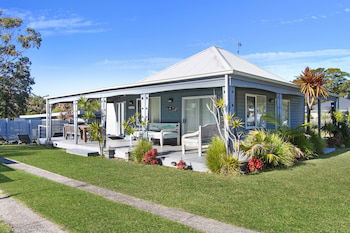 Huskisson Holiday Motel Cabins - Mackay Tourism 0