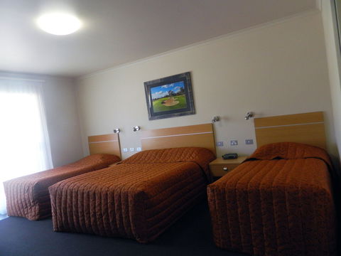 CluBarham Motel - Mackay Tourism 1